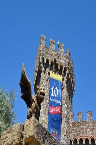 Castello Di Amorosa: дракон на каменной стене и юбилейный баннер 2007–2017